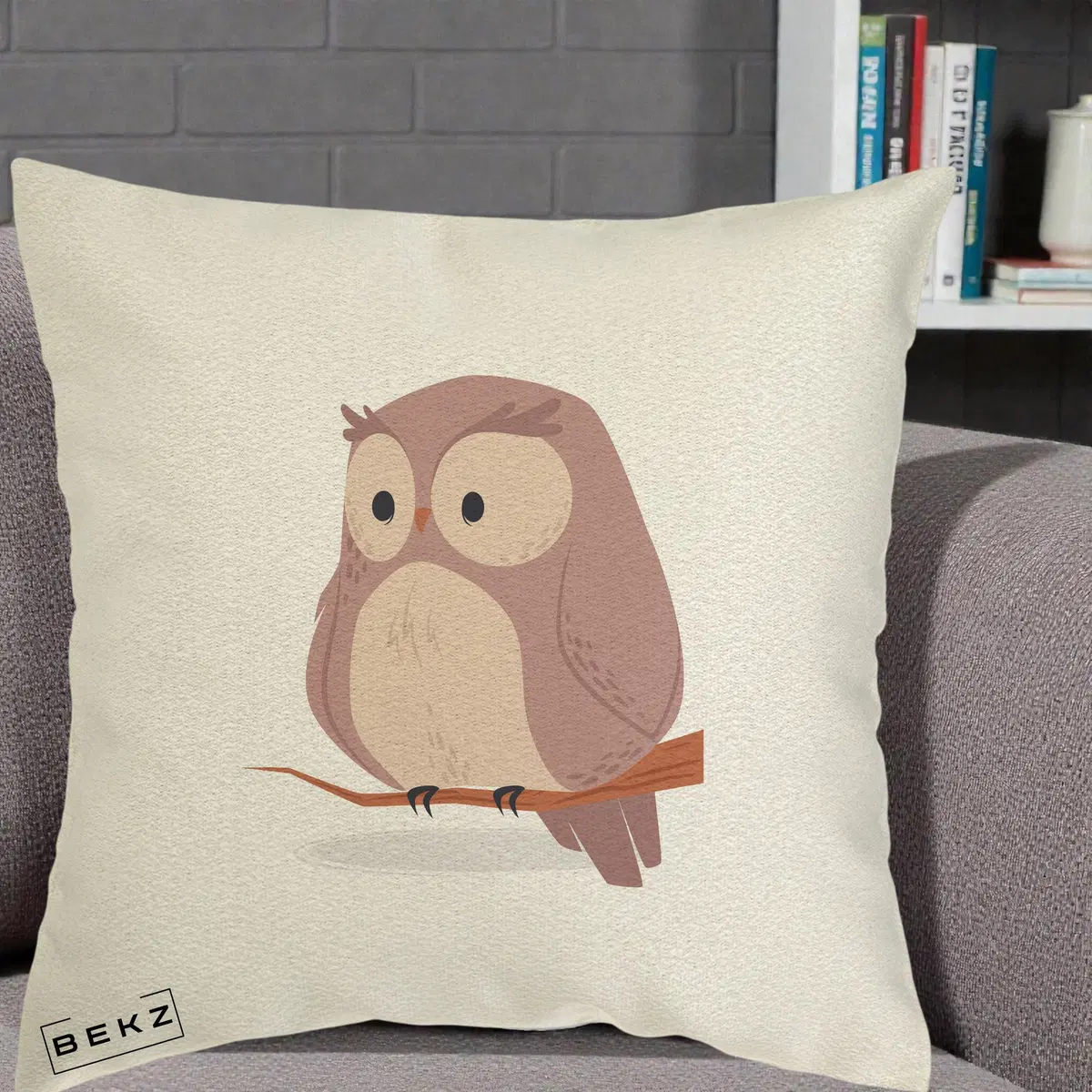 Perna Decorativa Bufnita Kawaii pe Creanga, 40x40 cm, Ecru, Husa Detasabila, Perna, BEKZ®
