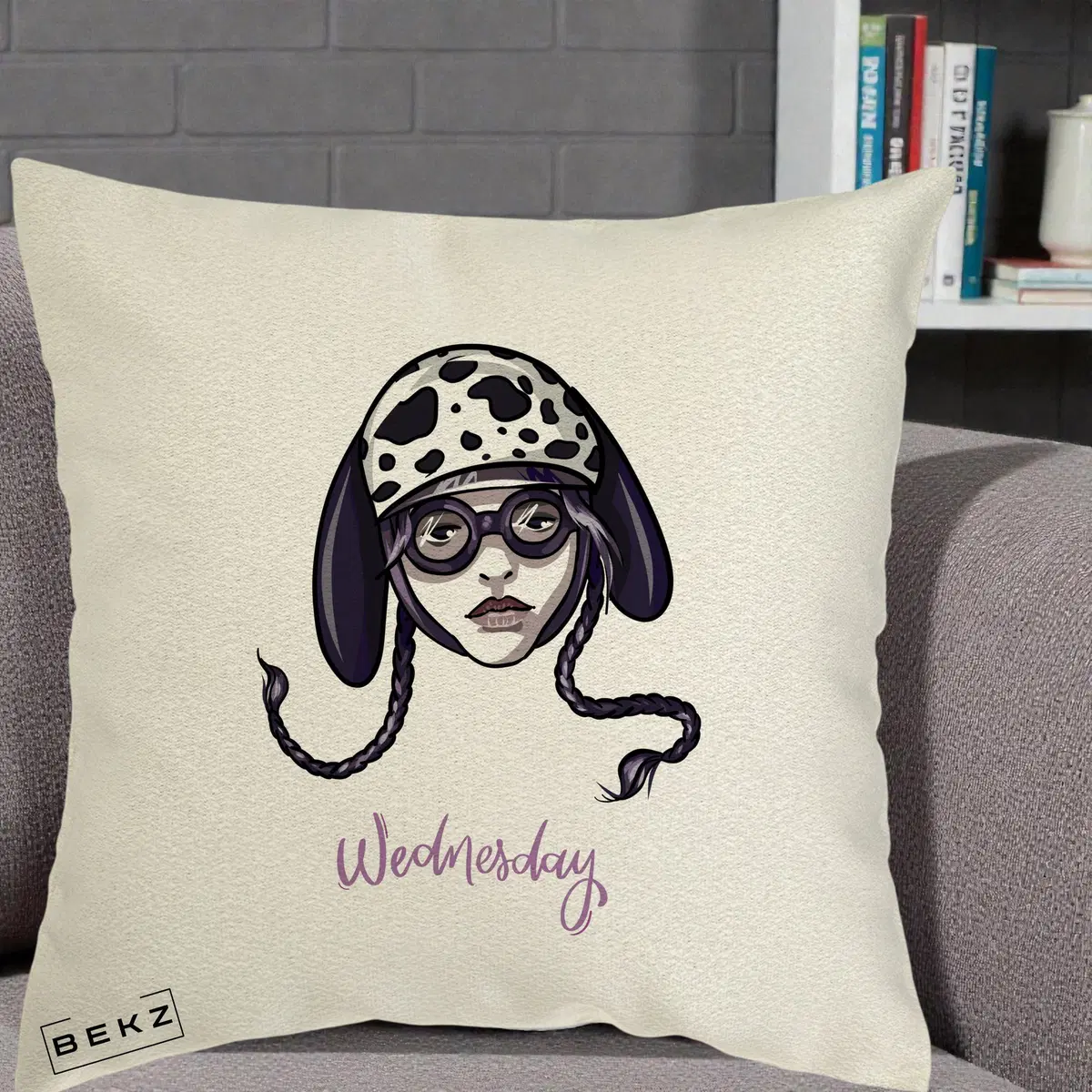 Perna Decorativa Wednesday Addams cu Caine Dalmatian, 40x40 cm, Ecru, Husa Detasabila, Perna, BEKZ®