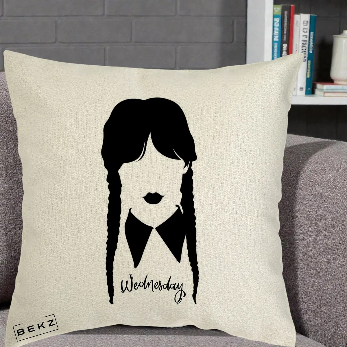 Perna Decorativa Wednesday Addams Silueta Alb-Negru, 40x40 cm, Ecru, Husa Detasabila, Perna, BEKZ®
