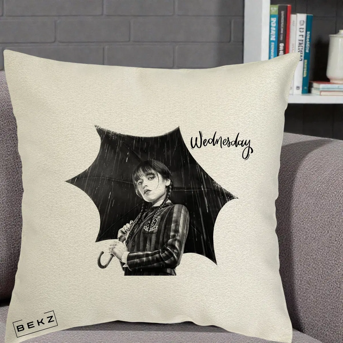 Perna Decorativa Wednesday Addams cu Umbrela Foto, 40x40 cm, Ecru, Husa Detasabila, Perna, BEKZ®