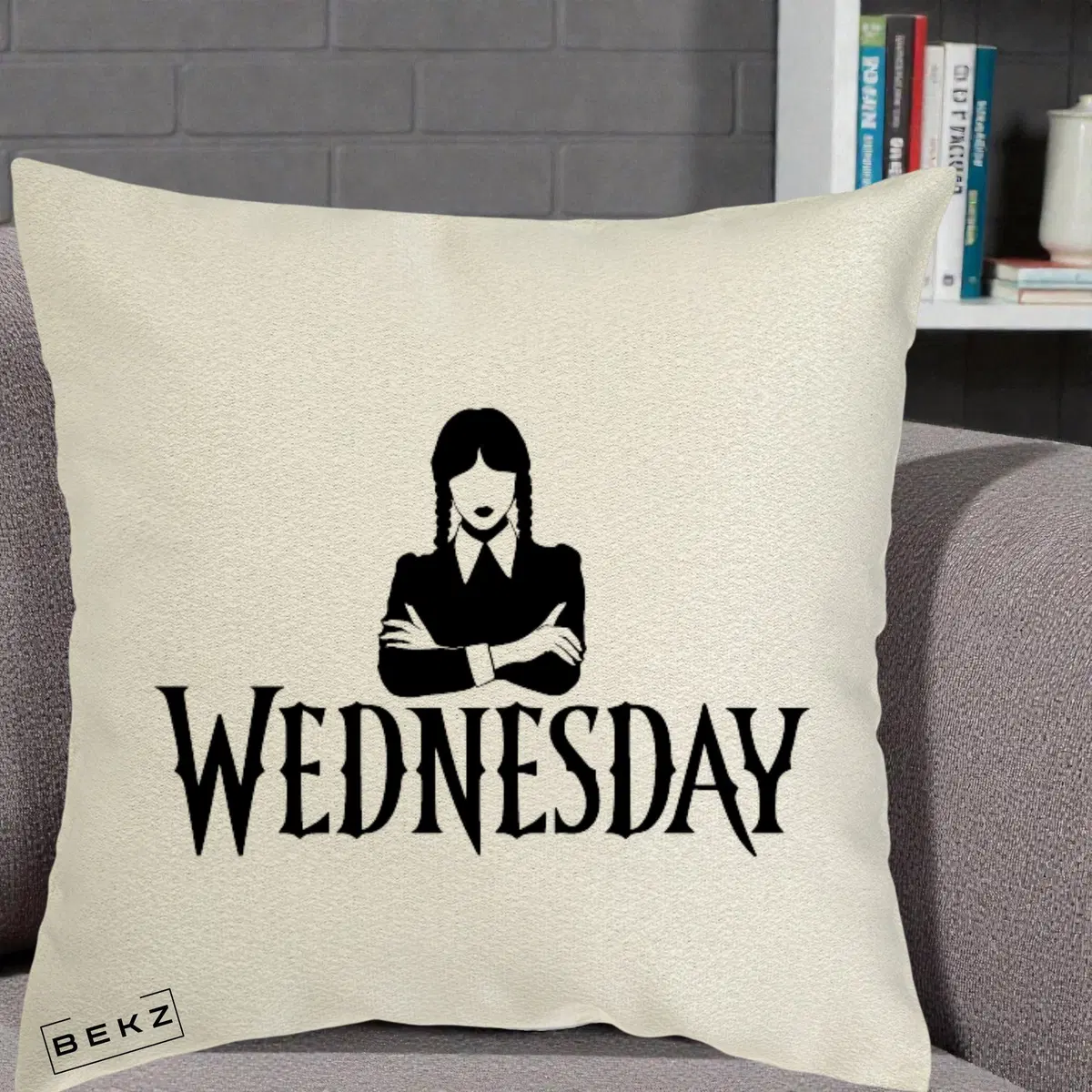 Perna Decorativa Wednesday Addams cu Brate Incrucisate, 40x40 cm, Ecru, Husa Detasabila, Perna, BEKZ®