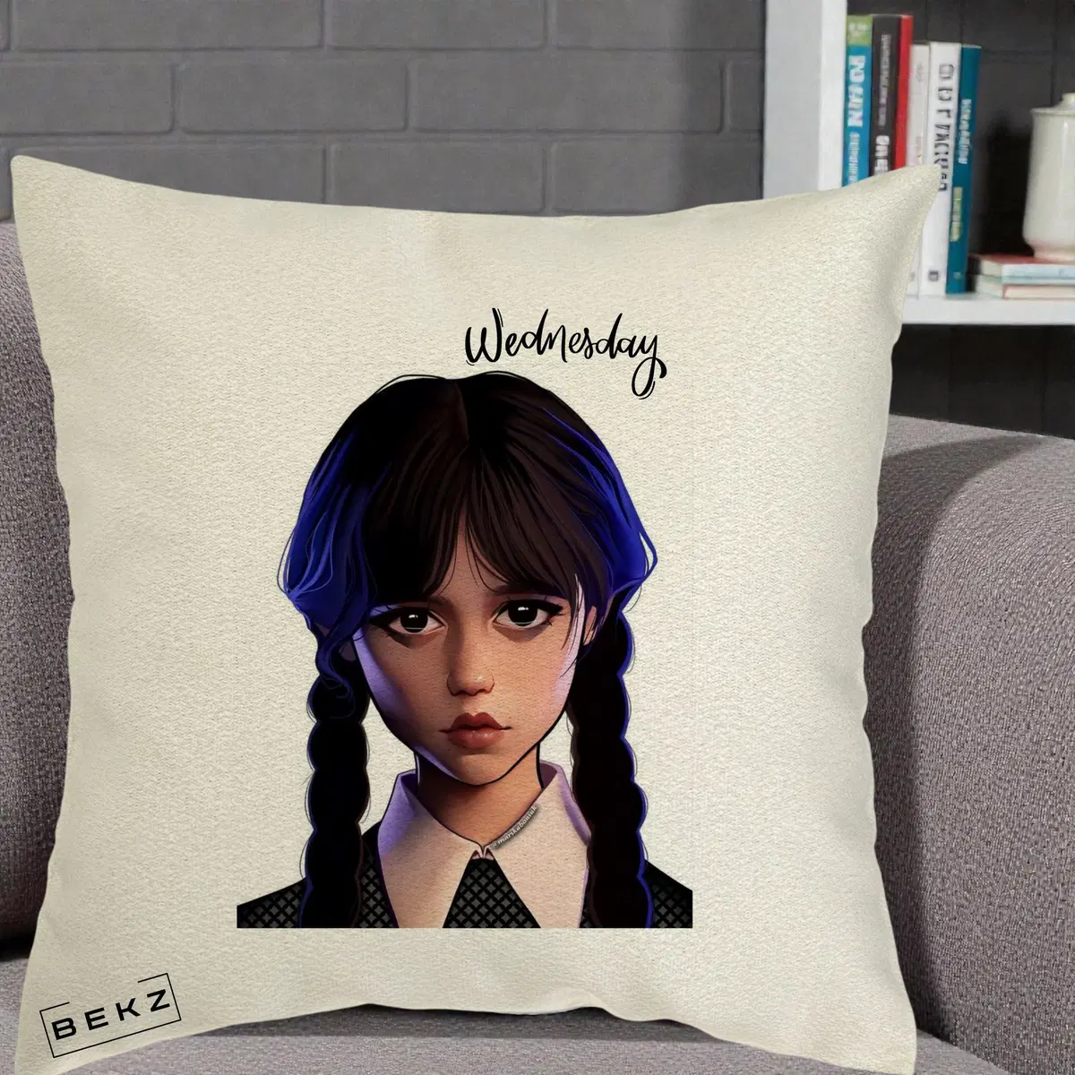 Perna Decorativa Wednesday Addams Portret Realist, 40x40 cm, Ecru, Husa Detasabila, Perna, BEKZ®