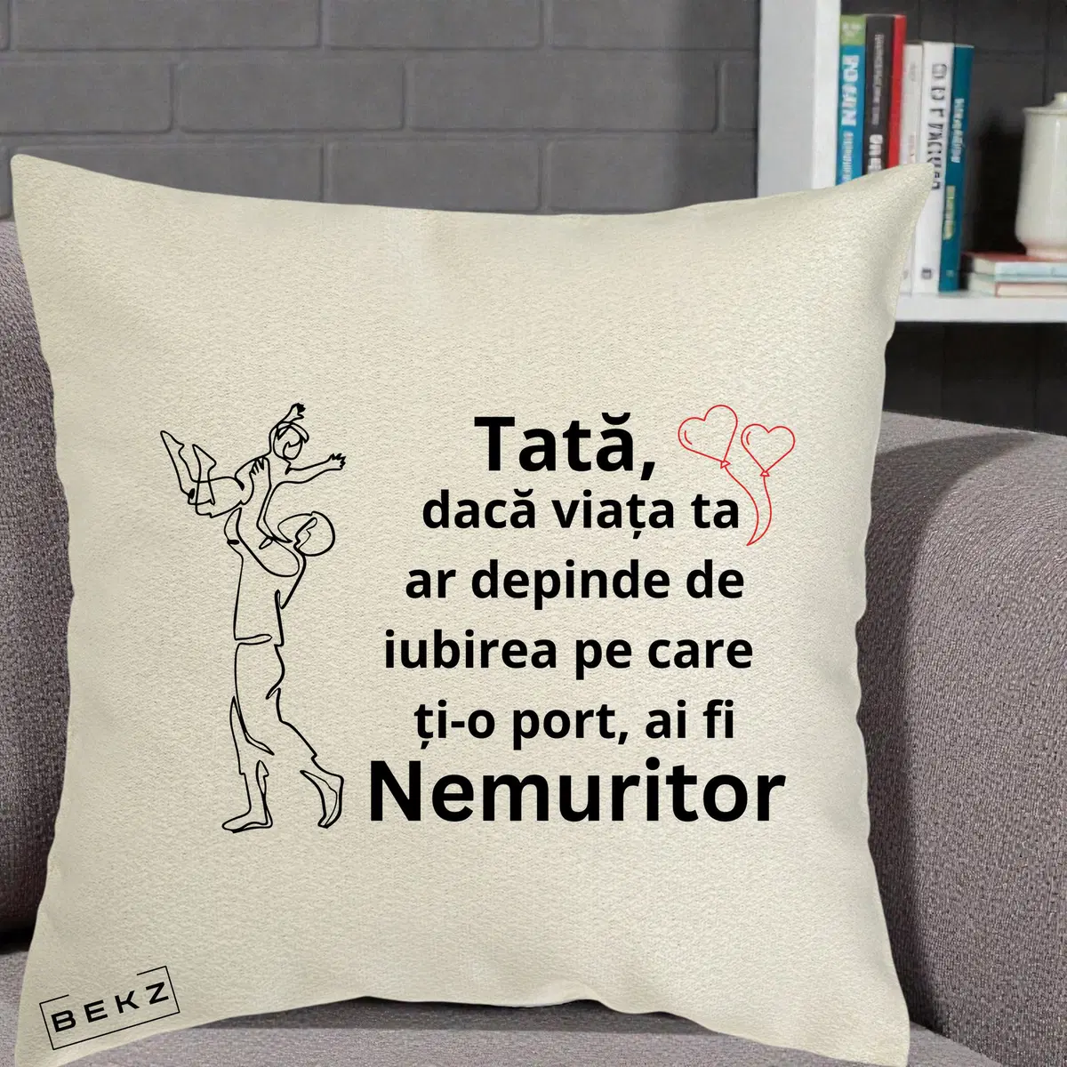 Perna Decorativa Tata Supererou Nemuritor Rosu, 40x40 cm, Ecru, Husa Detasabila, Perna, BEKZ®