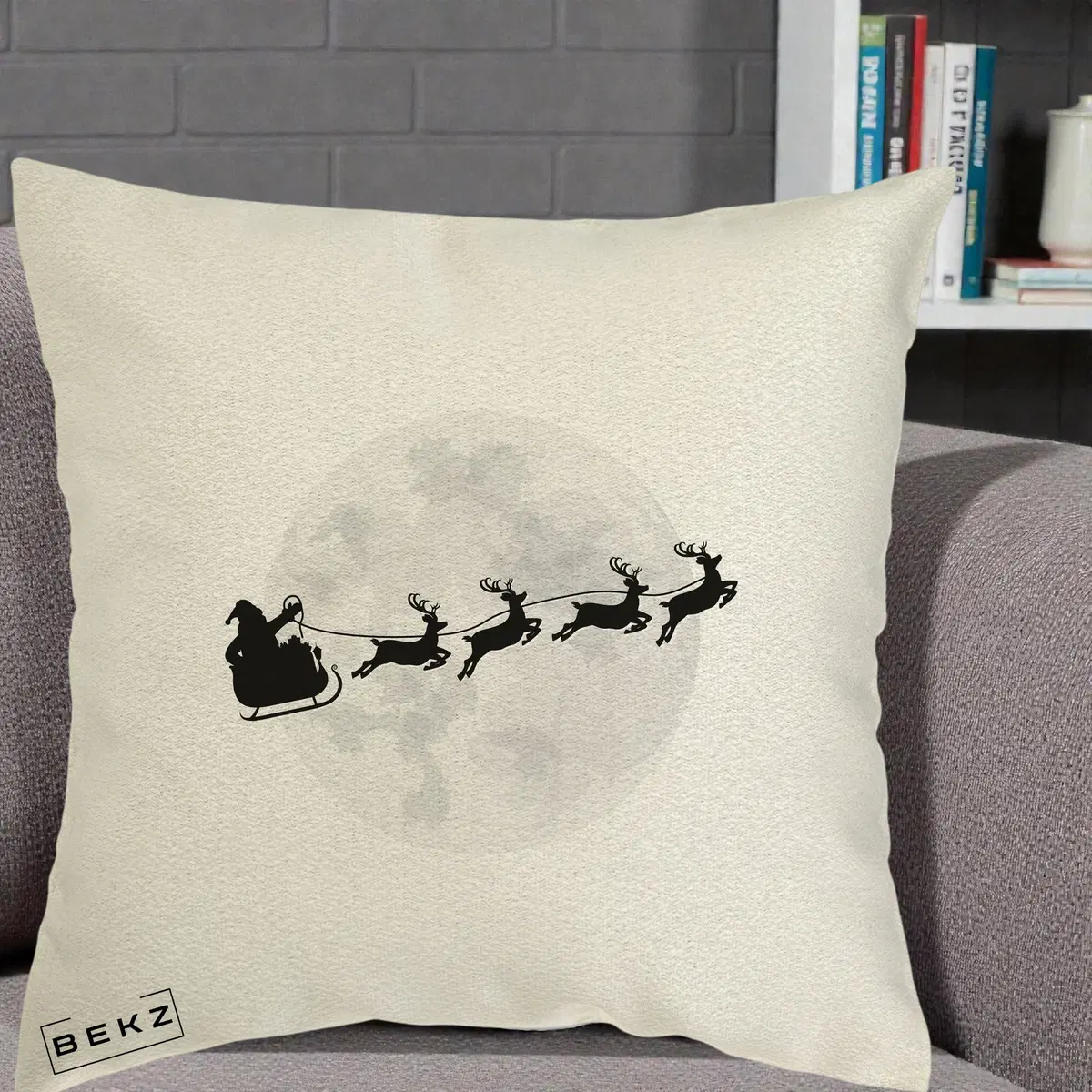 Perna Decorativa Mos Craciun Sanie Luna, 40x40 cm, Ecru, Husa Detasabila, Perna, BEKZ®