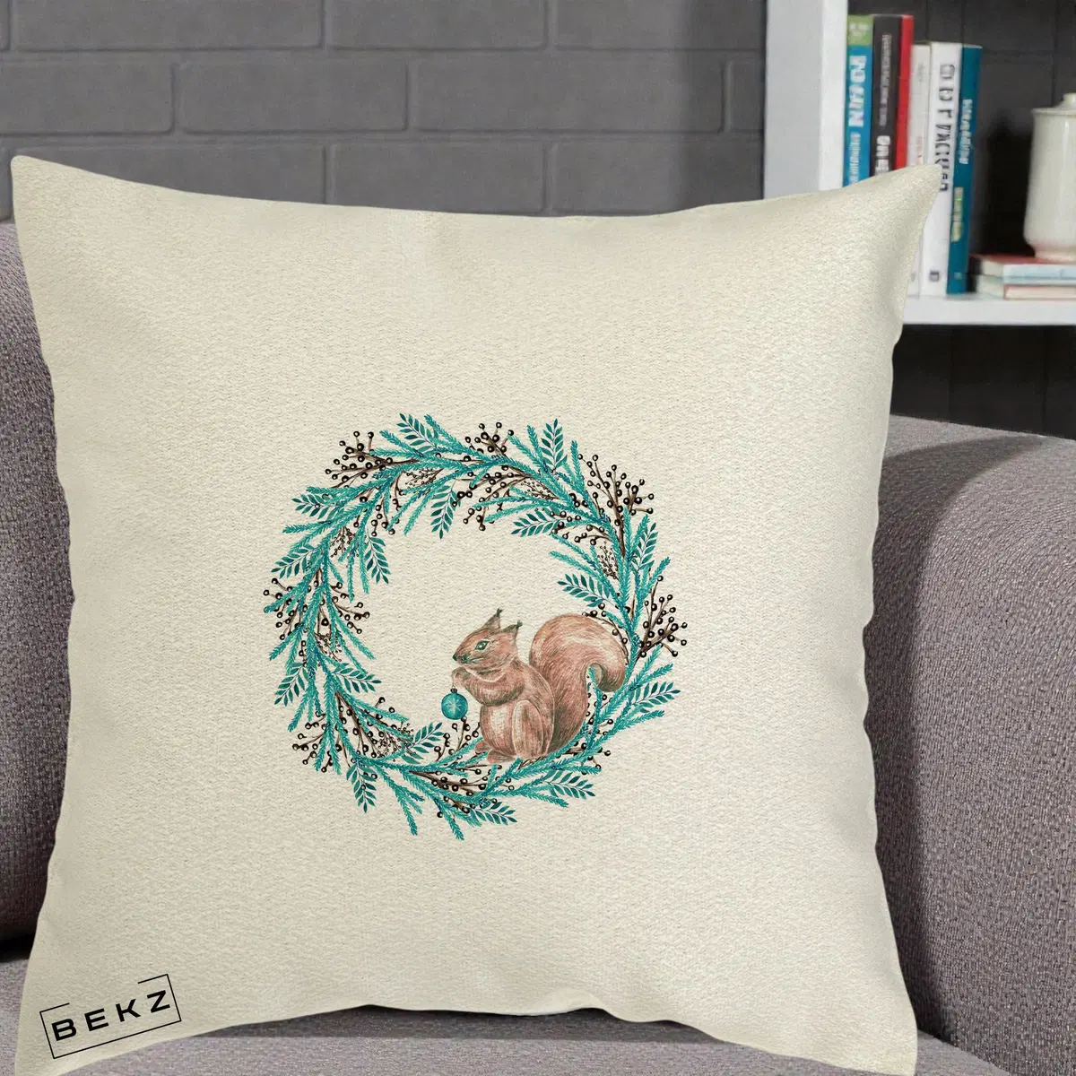 Perna Decorativa Coroana Turcoaz cu Veverita, 40x40 cm, Ecru, Husa Detasabila, Perna, BEKZ®
