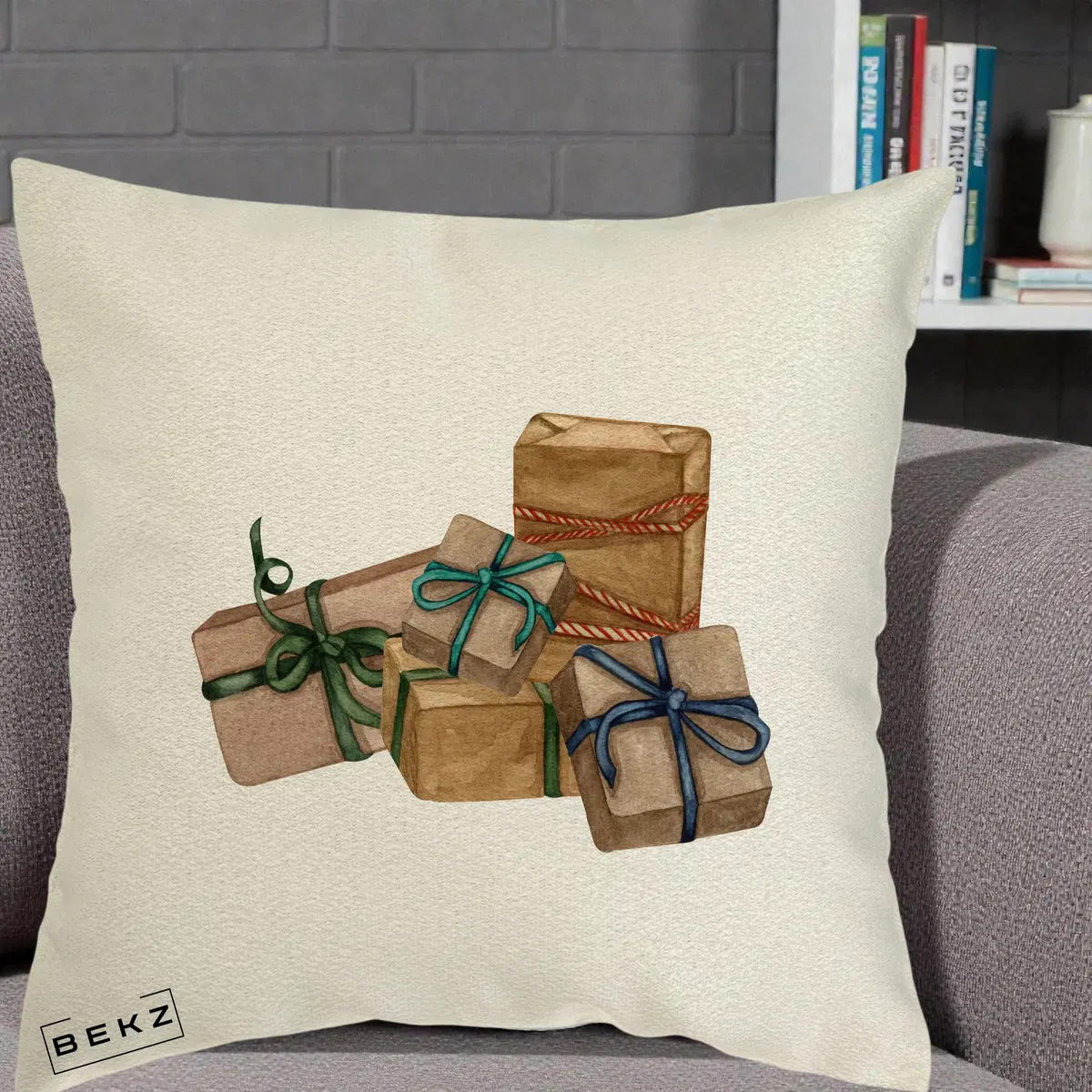 Perna Decorativa Cadouri de Craciun Kraft, 40x40 cm, Ecru, Husa Detasabila, Perna, BEKZ®