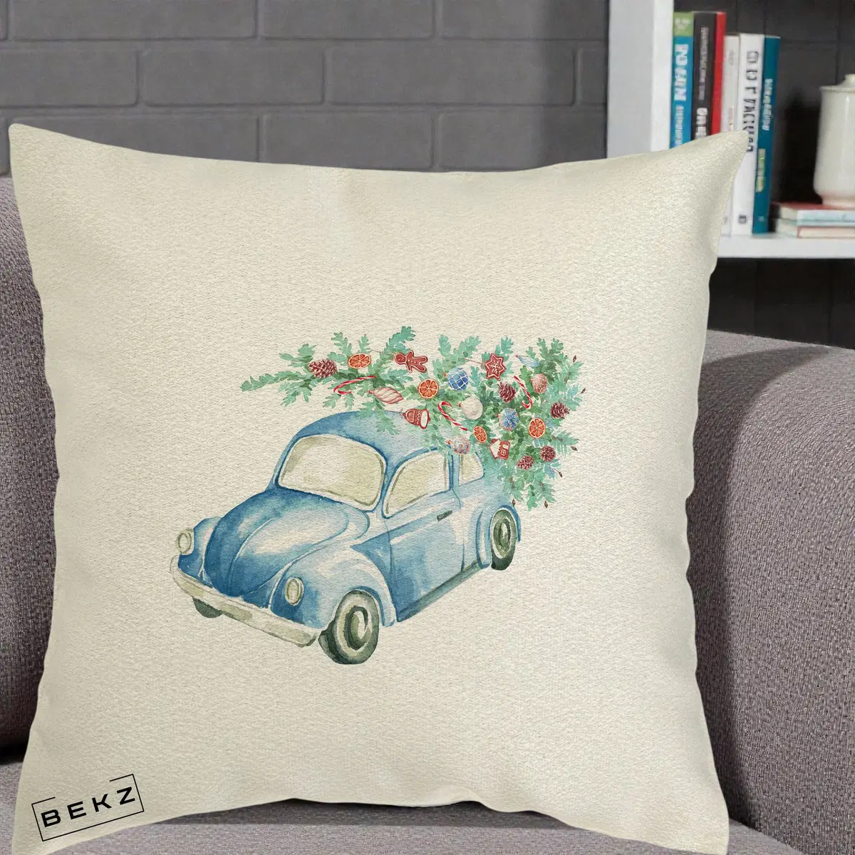 Perna Decorativa Masinuta Albastra cu Brad de Craciun, 40x40 cm, Ecru, Husa Detasabila, Perna, BEKZ®