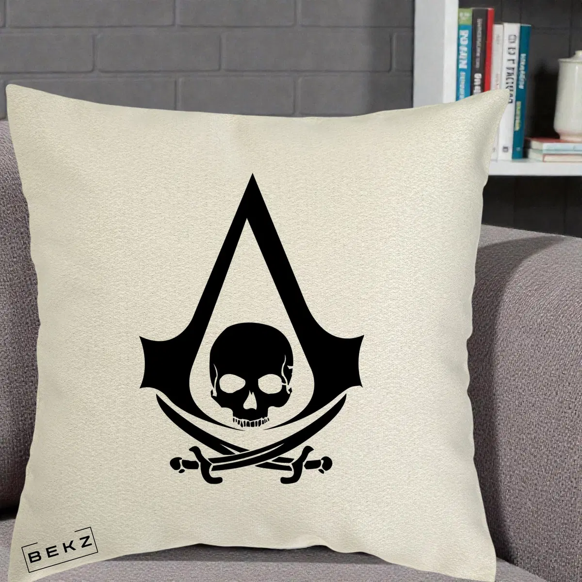 Perna Decorativa Assassin's Creed Black Flag Skull Logo, 40x40 cm, Ecru, Husa Detasabila, Perna, BEKZ®