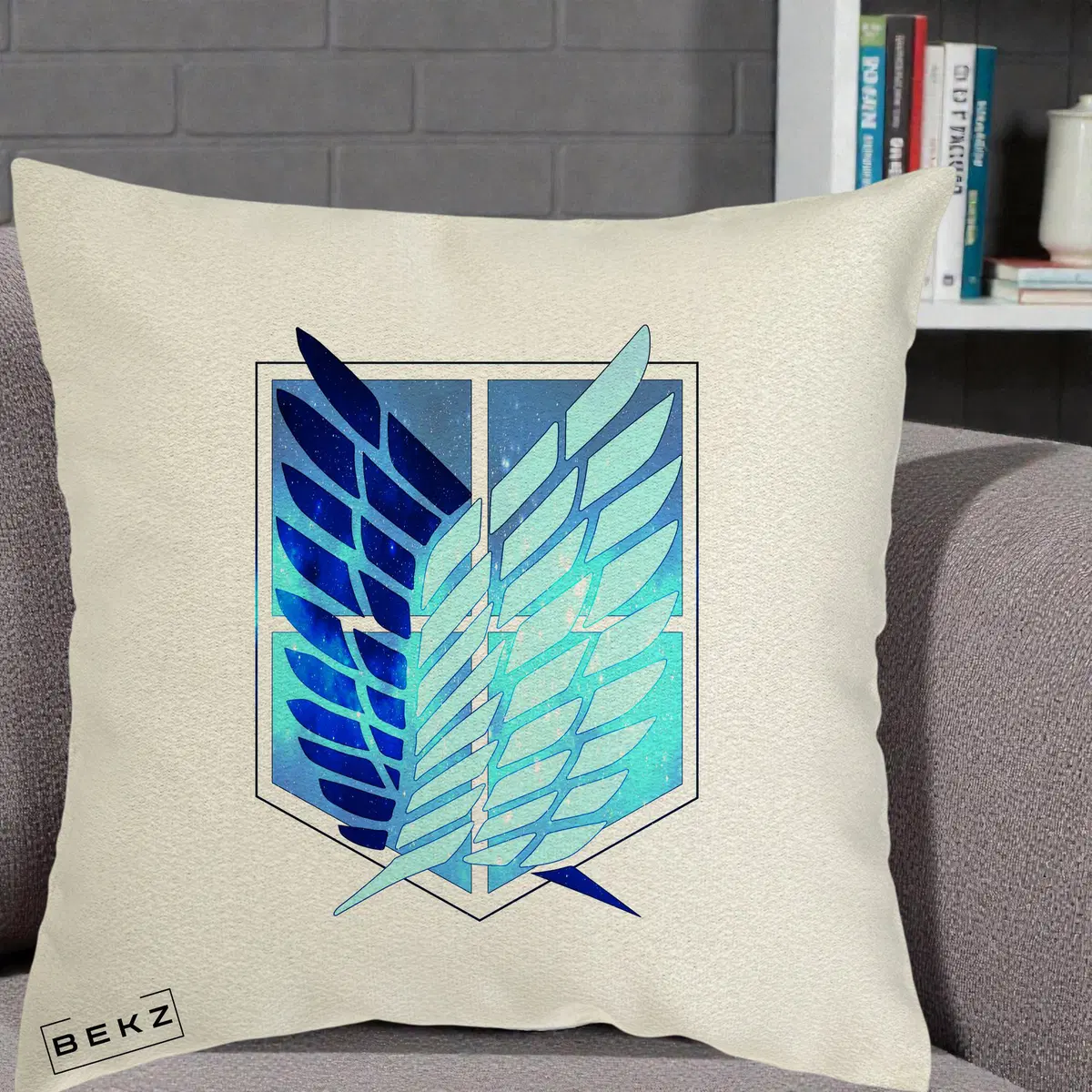 Perna Decorativa Attack on Titan Wings of Freedom, 40x40 cm, Ecru, Husa Detasabila, Perna, BEKZ®