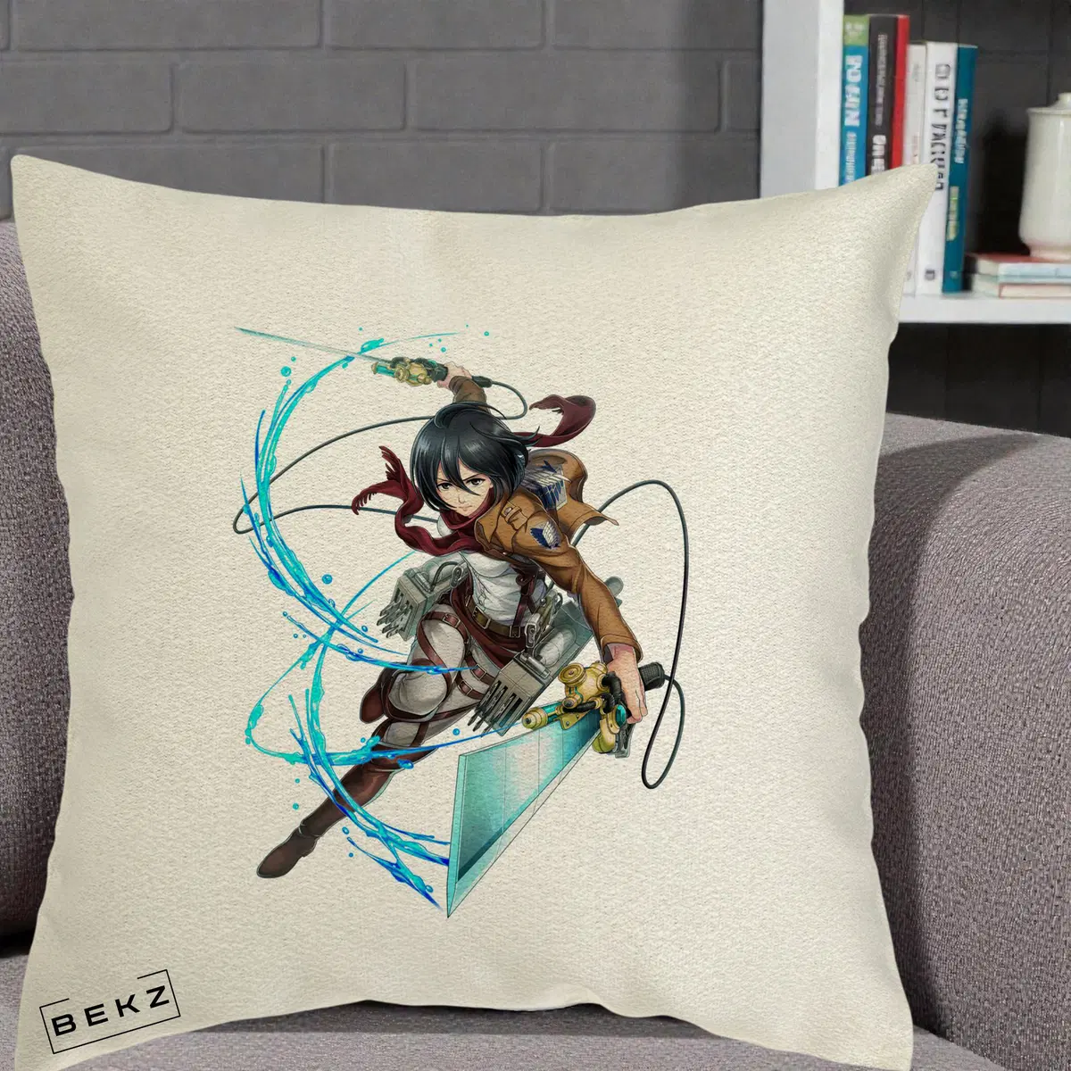Perna Decorativa Attack on Titan Mikasa Ackerman Lupta, 40x40 cm, Ecru, Husa Detasabila, Perna, BEKZ®