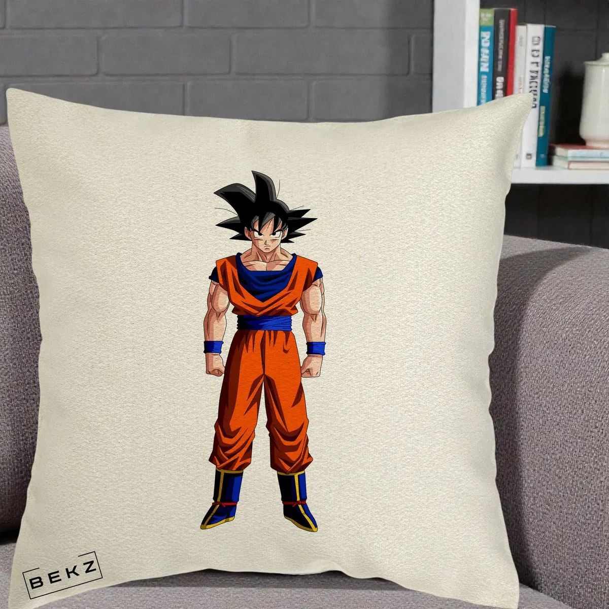 Perna Decorativa Dragon Ball Goku Complet in Gi Portocaliu, 40x40 cm, Ecru, Husa Detasabila, Perna, BEKZ®