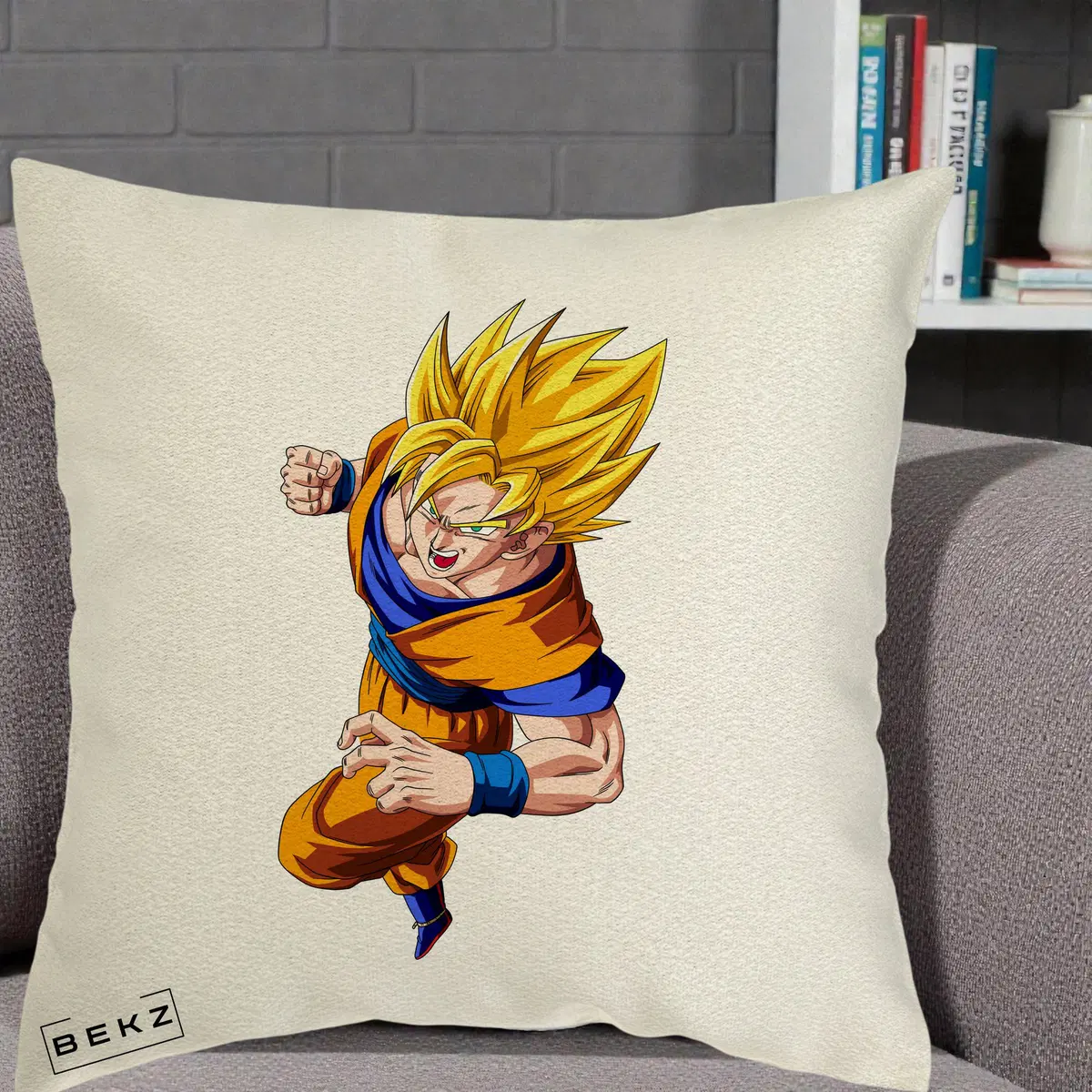 Perna Decorativa Dragon Ball Goku Super Saiyan 2 Lupta, 40x40 cm, Ecru, Husa Detasabila, Perna, BEKZ®