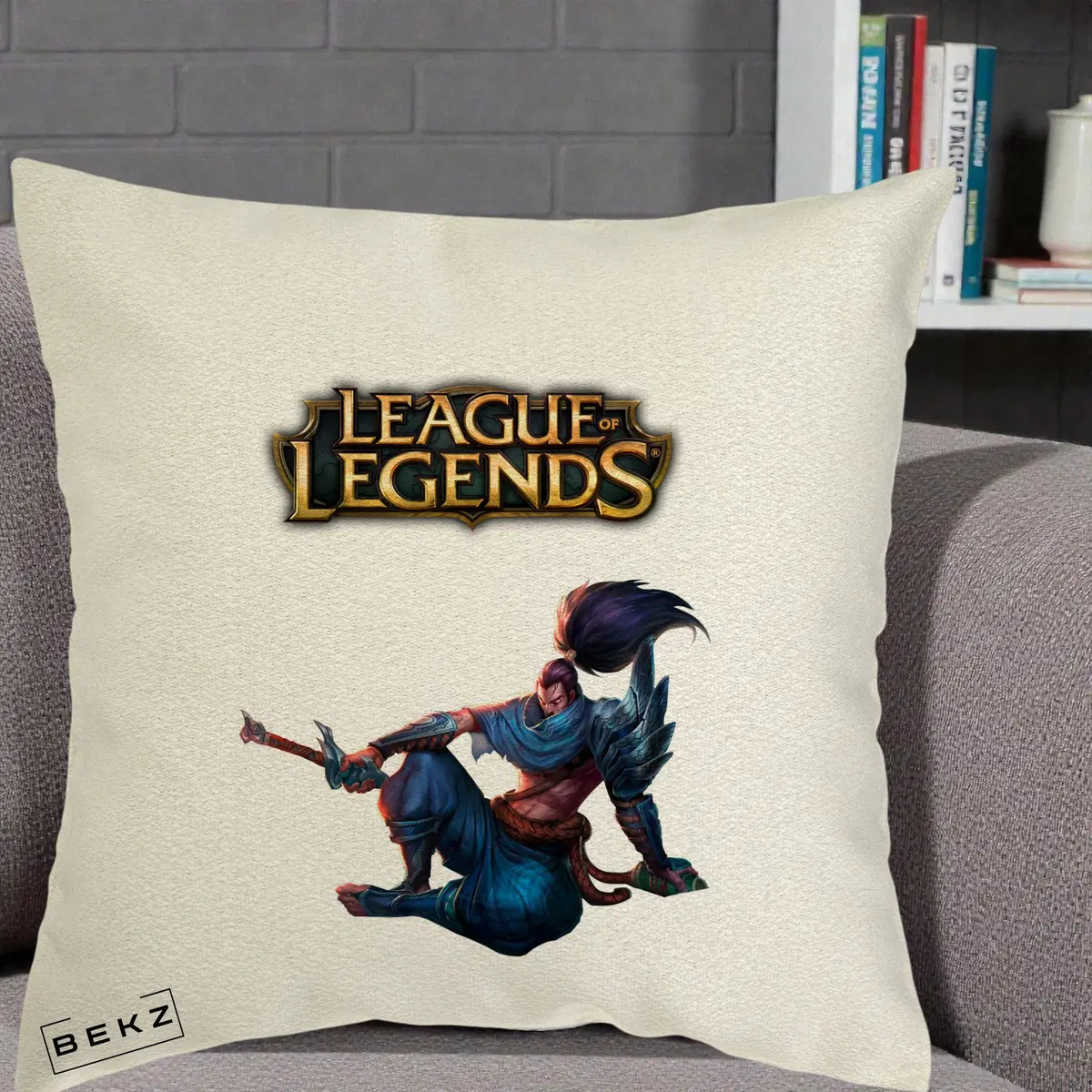 Perna Decorativa League of Legends Yasuo, 40x40 cm, Ecru, Husa Detasabila, Perna, BEKZ®