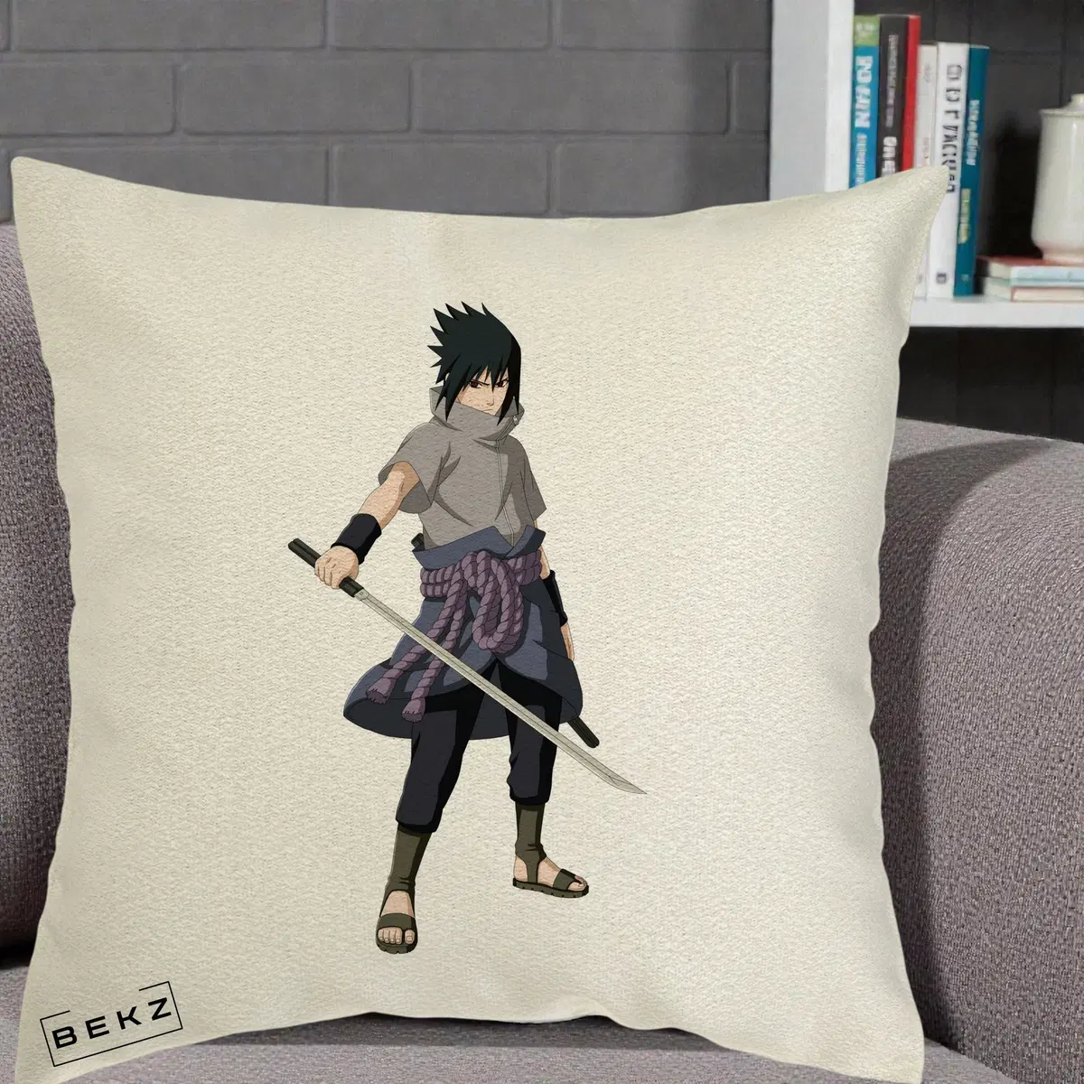 Perna Decorativa Naruto Sasuke Uchiha cu Sabia, 40x40 cm, Ecru, Husa Detasabila, Perna, BEKZ®