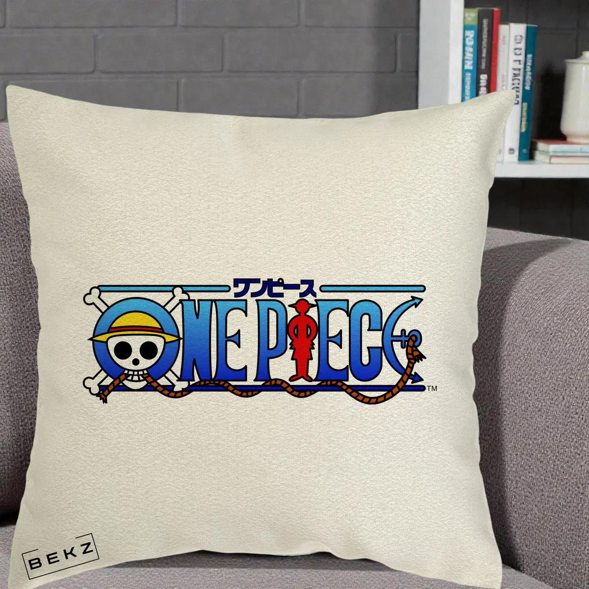 Perna Decorativa One Piece Logo Clasic Albastru, 40x40 cm, Ecru, Husa Detasabila, Perna, BEKZ®