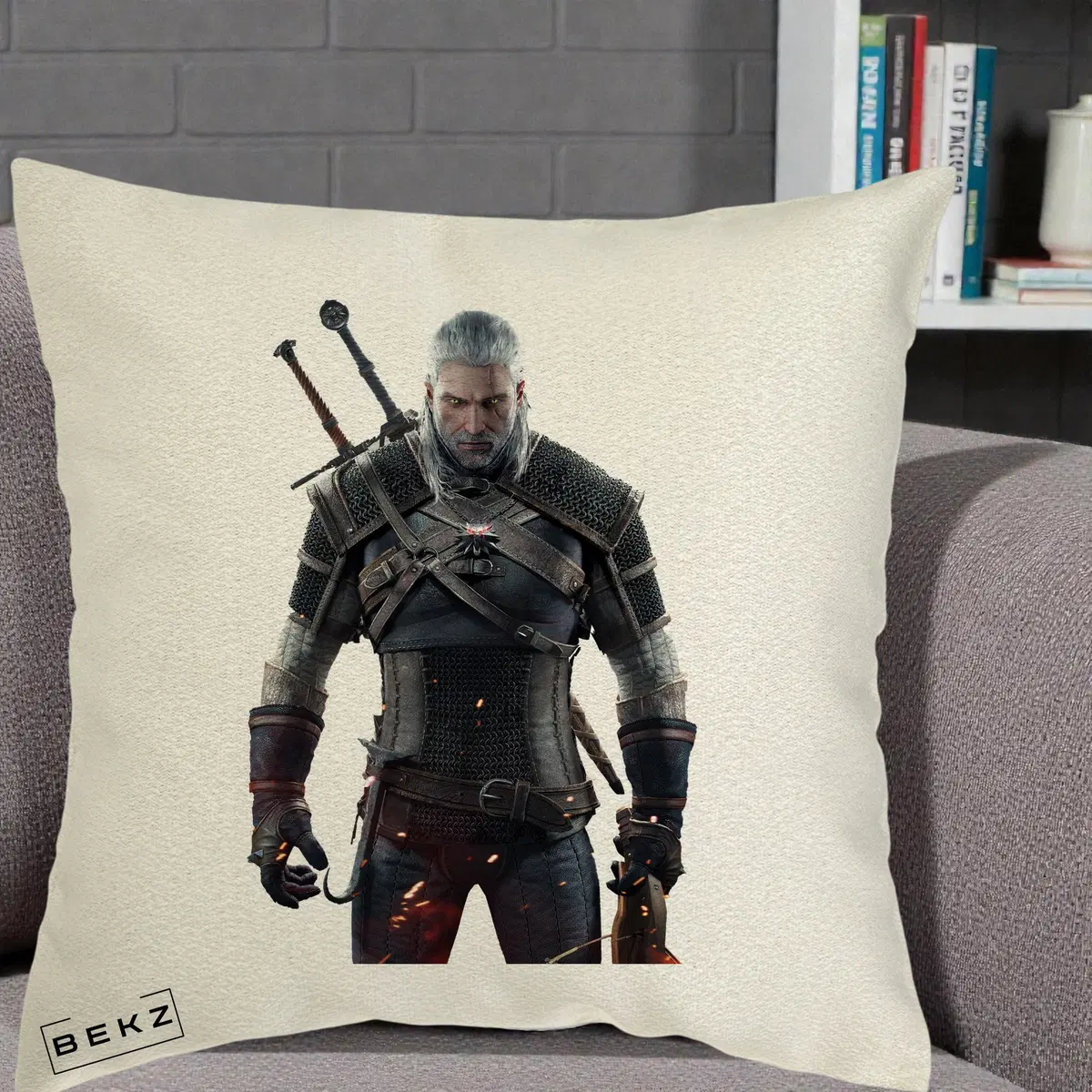 Perna Decorativa The Witcher Geralt of Rivia Portret, 40x40 cm, Ecru, Husa Detasabila, Perna, BEKZ®