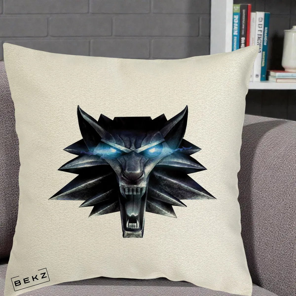 Perna Decorativa The Witcher Wolf Head Logo, 40x40 cm, Ecru, Husa Detasabila, Perna, BEKZ®