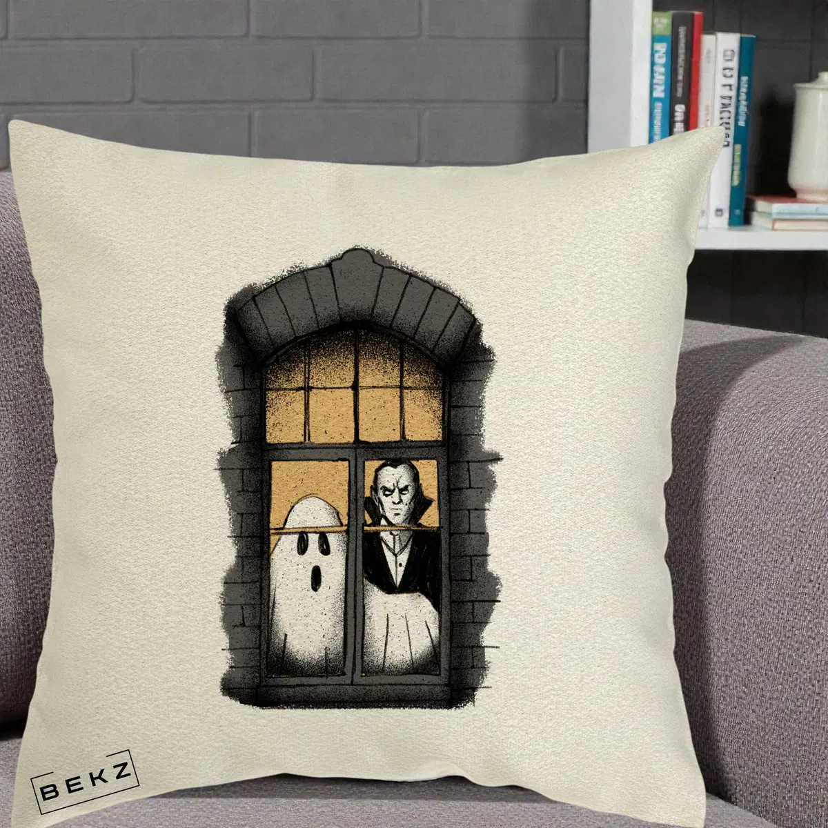 Perna Decorativa Halloween Fantoma si Dracula la Fereastra, 40x40 cm, Ecru, Husa Detasabila, Perna, BEKZ®