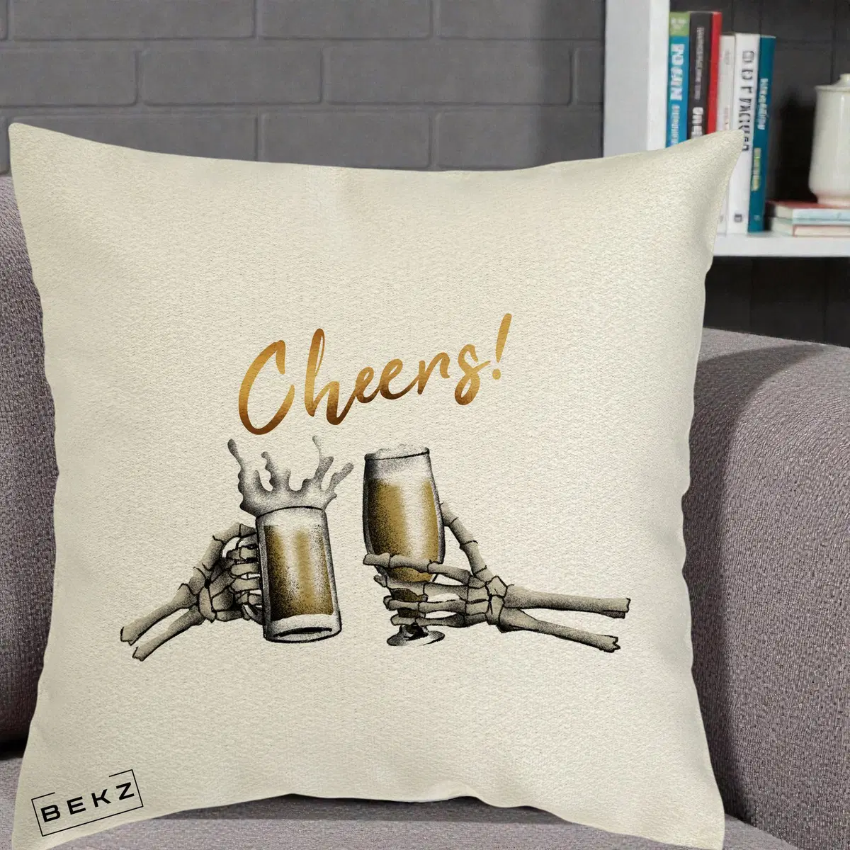 Perna Decorativa Halloween Cheers Schelete cu Bere, 40x40 cm, Ecru, Husa Detasabila, Perna, BEKZ®