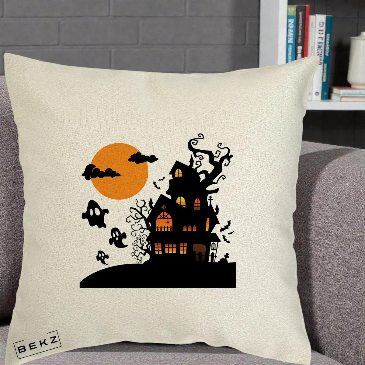 Perna Decorativa Halloween Casa Bantuita cu Fantome, 40x40 cm, Ecru, Husa Detasabila, Perna, BEKZ®