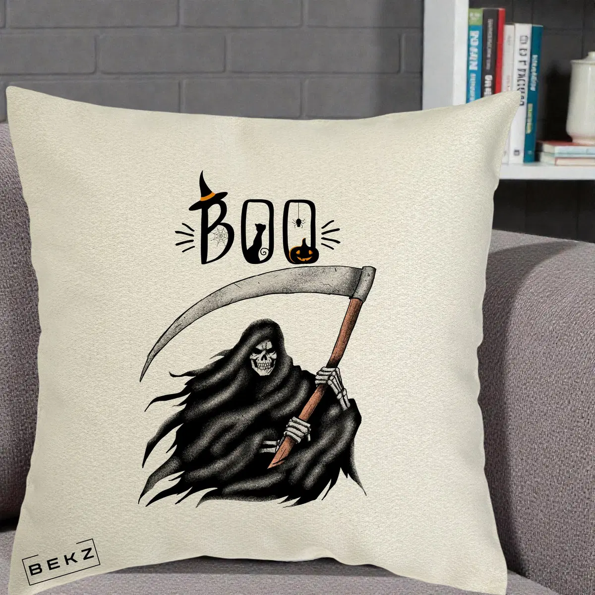 Perna Decorativa Halloween Boo Grim Reaper cu Coasa, 40x40 cm, Ecru, Husa Detasabila, Perna, BEKZ®