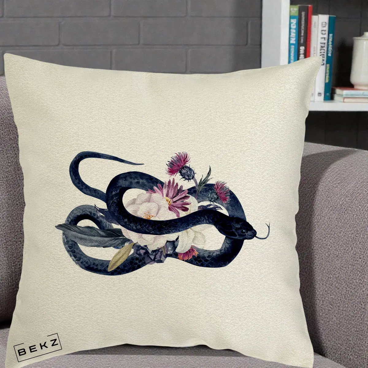 Perna Decorativa Sarpe Negru cu Flori Gothic, 40x40 cm, Ecru, Husa Detasabila, Perna, BEKZ®