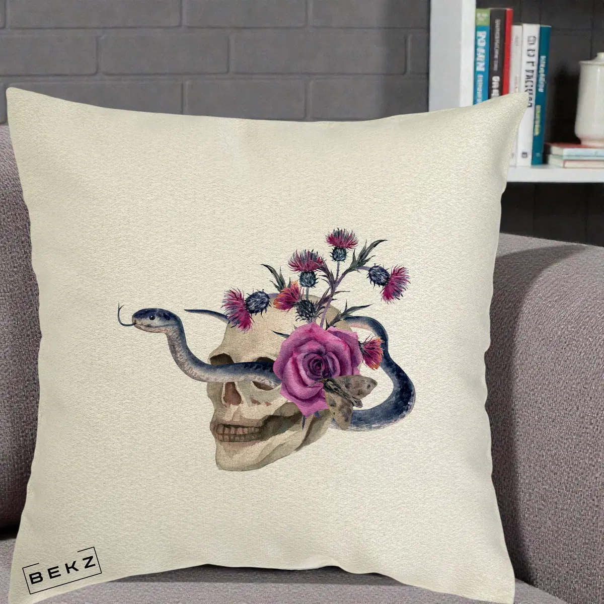 Perna Decorativa Craniu cu Sarpe si Trandafiri Gothic, 40x40 cm, Ecru, Husa Detasabila, Perna, BEKZ®