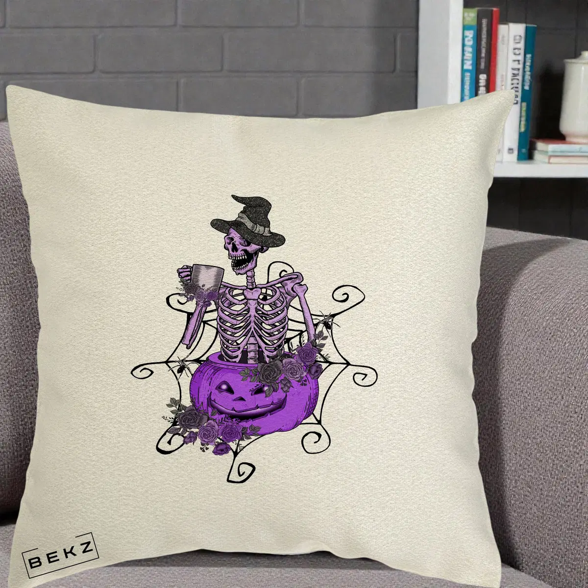 Perna Decorativa Schelet Vrajitor cu Dovleac Violet Halloween, 40x40 cm, Ecru, Husa Detasabila, Perna, BEKZ®