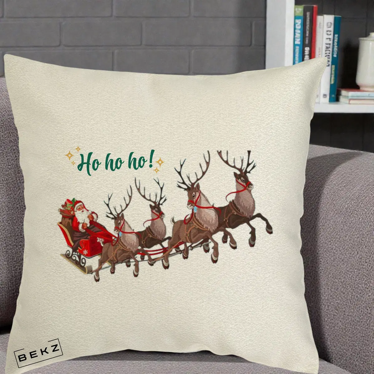 Perna Decorativa Ho Ho Ho Mos Craciun cu Sanie si Reni, 40x40 cm, Ecru, Husa Detasabila, Perna, BEKZ®