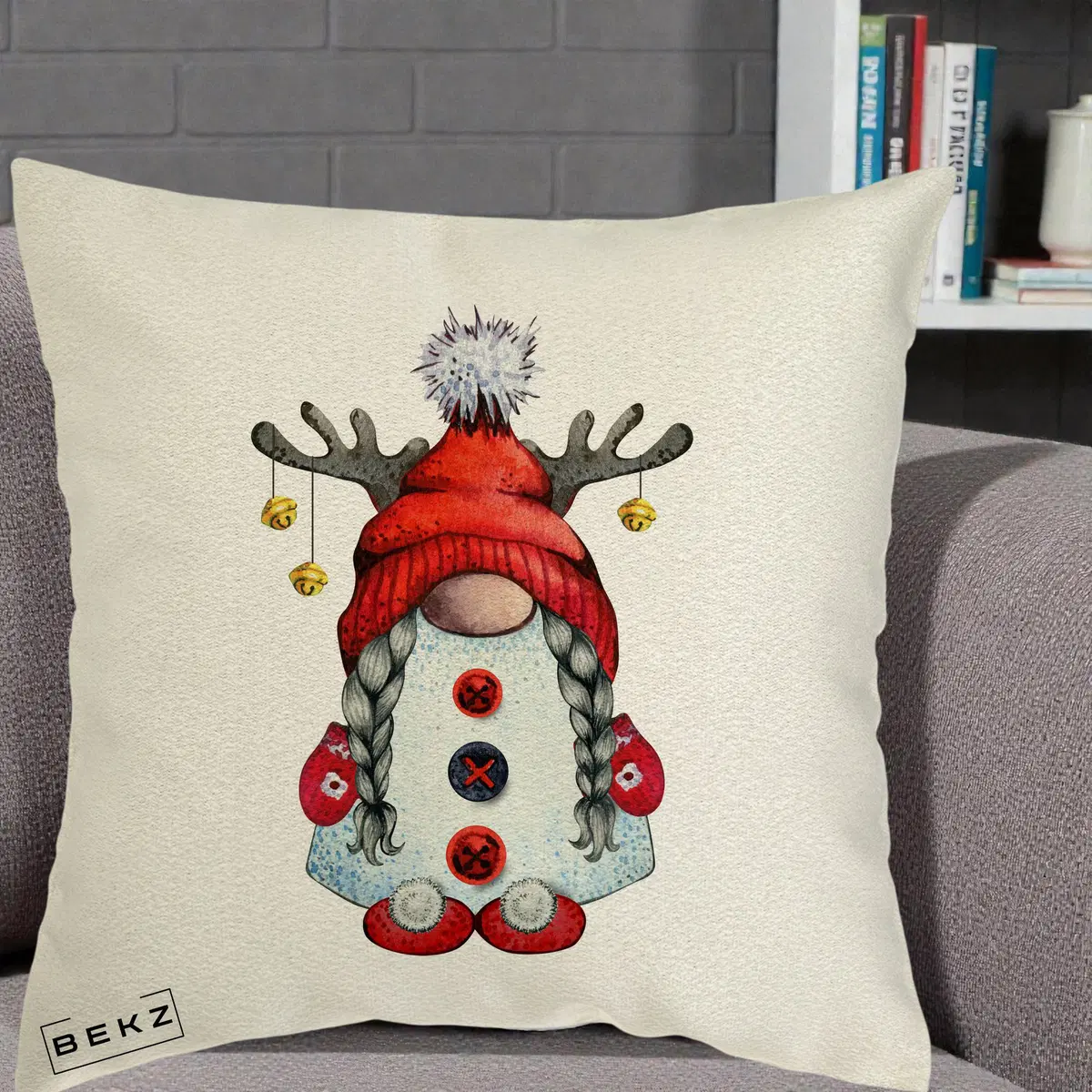 Perna Decorativa Pitic Gnom Craciun cu Coarne de Ren, 40x40 cm, Ecru, Husa Detasabila, Perna, BEKZ®