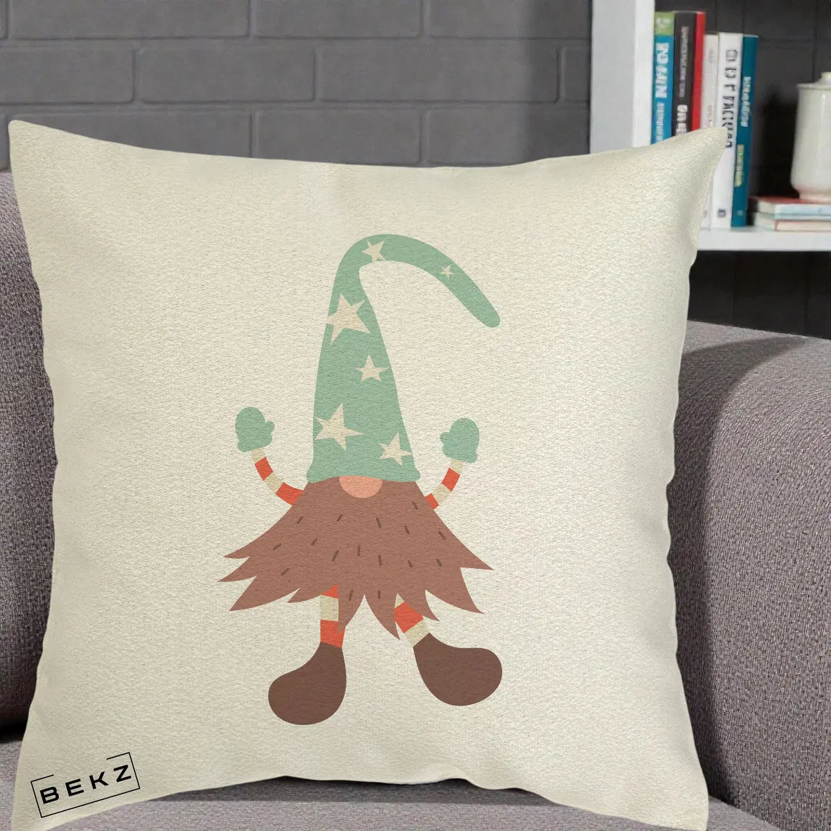 Perna Decorativa Pitic Gnom Nordic cu Cadou Menta, 40x40 cm, Ecru, Husa Detasabila, Perna, BEKZ®