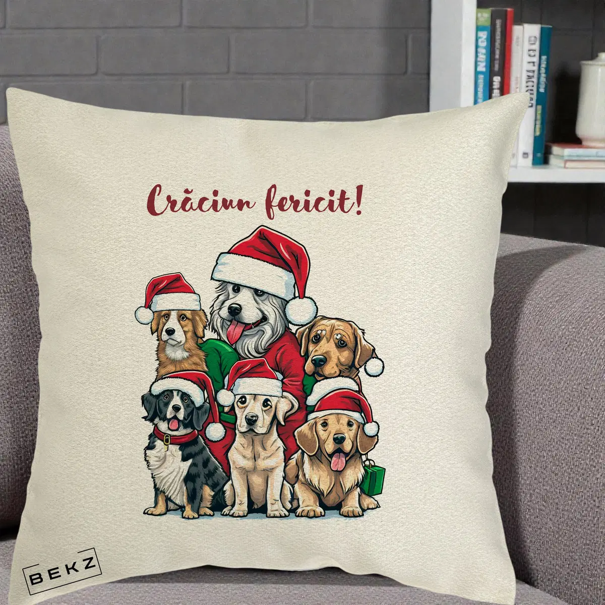 Perna Decorativa Caini cu Bonete Craciun Fericit, 40x40 cm, Ecru, Husa Detasabila, Perna, BEKZ®