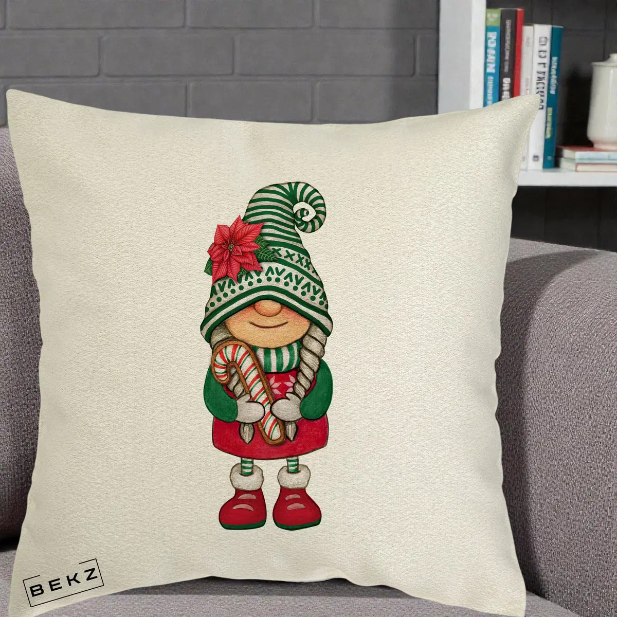 Perna Decorativa Gnom Craciun Verde cu Bomboane si Floare, 40x40 cm, Ecru, Husa Detasabila, Perna, BEKZ®