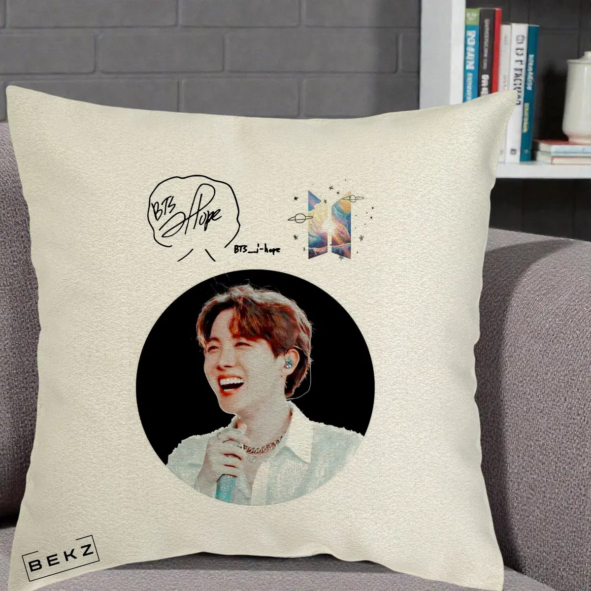 Perna Decorativa BTS J-Hope Portret cu Autograf si Logo, 40x40 cm, Ecru, Husa Detasabila, Perna, BEKZ®