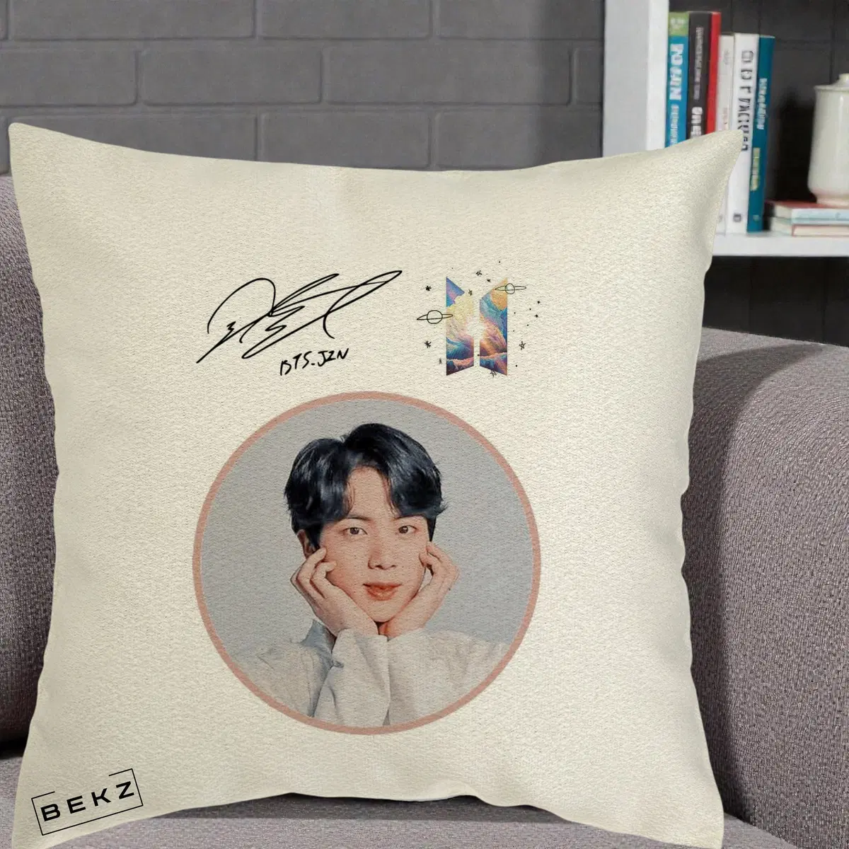 Perna Decorativa BTS Jin Portret cu Autograf si Logo, 40x40 cm, Ecru, Husa Detasabila, Perna, BEKZ®