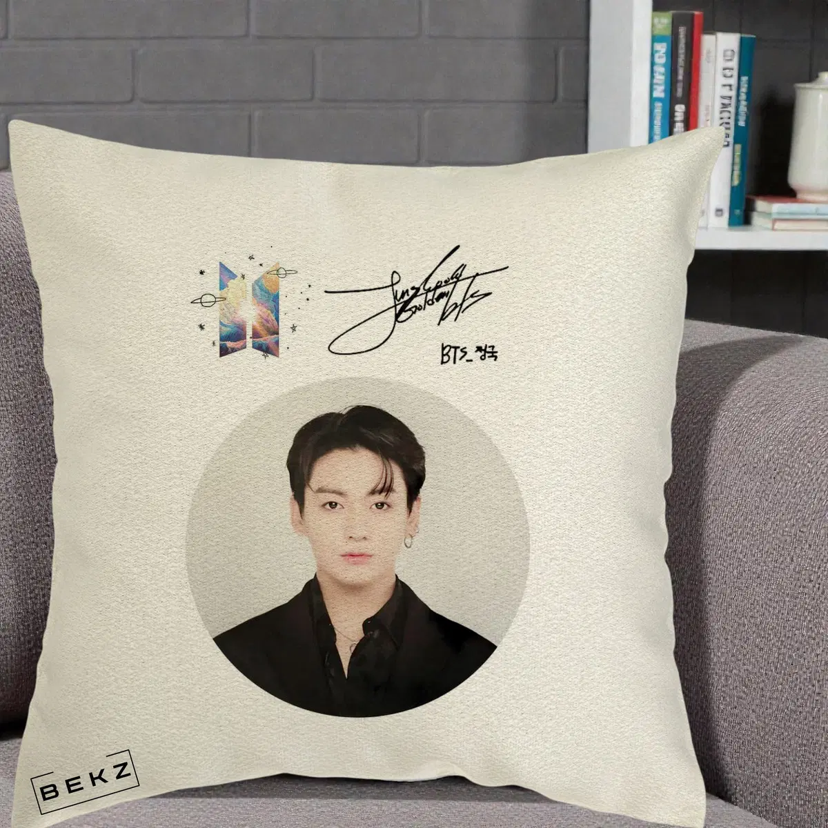 Perna Decorativa BTS Jungkook Portret cu Autograf si Logo, 40x40 cm, Ecru, Husa Detasabila, Perna, BEKZ®