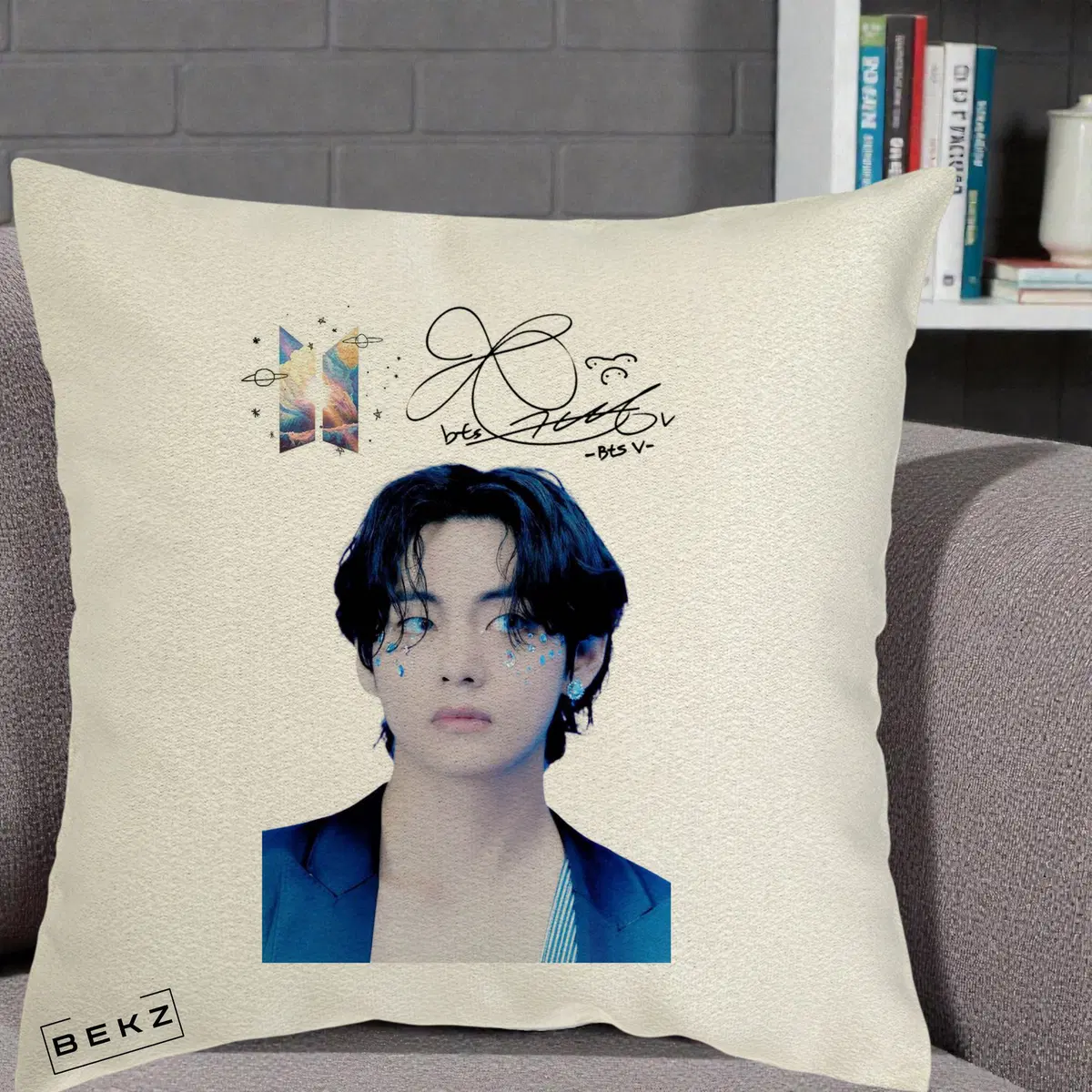 Perna Decorativa BTS V Taehyung Portret cu Autograf si Logo, 40x40 cm, Ecru, Husa Detasabila, Perna, BEKZ®