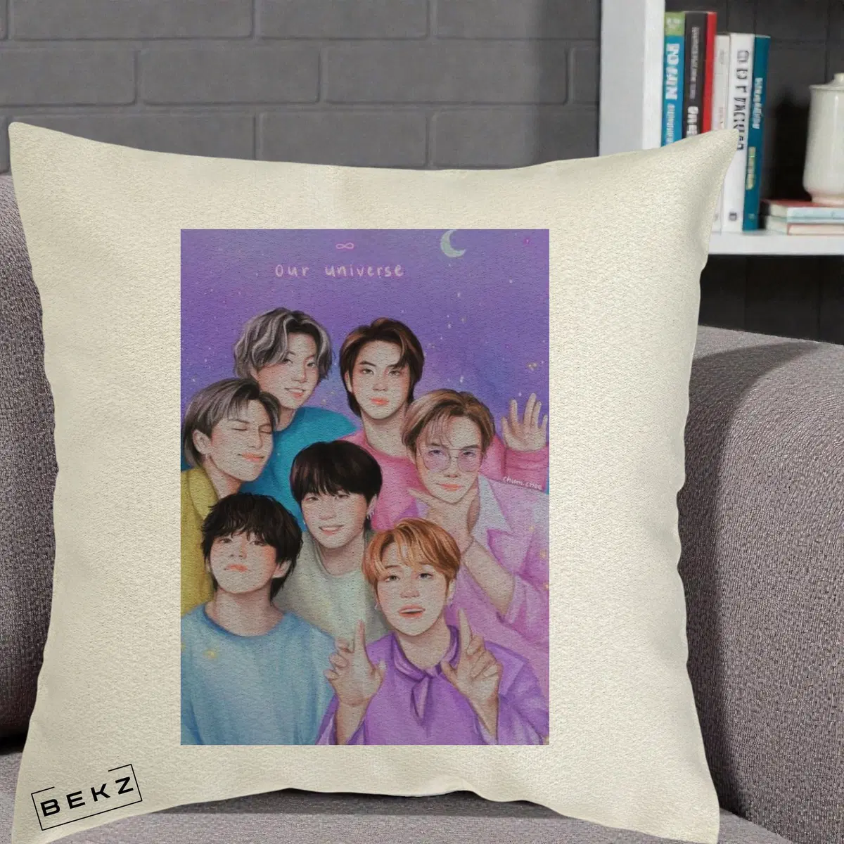 Perna Decorativa BTS Our Universe Fanart Violet Pastel, 40x40 cm, Ecru, Husa Detasabila, Perna, BEKZ®