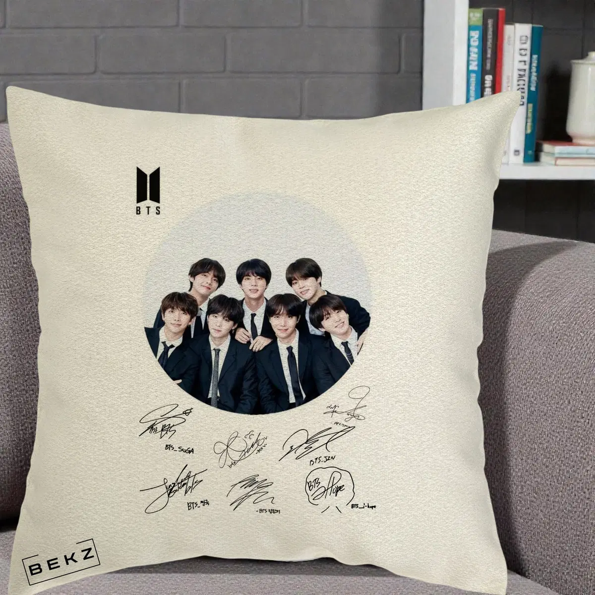 Perna Decorativa BTS Fotografie Grup Costum Negru si Autografe Cerc, 40x40 cm, Ecru, Husa Detasabila, Perna, BEKZ®