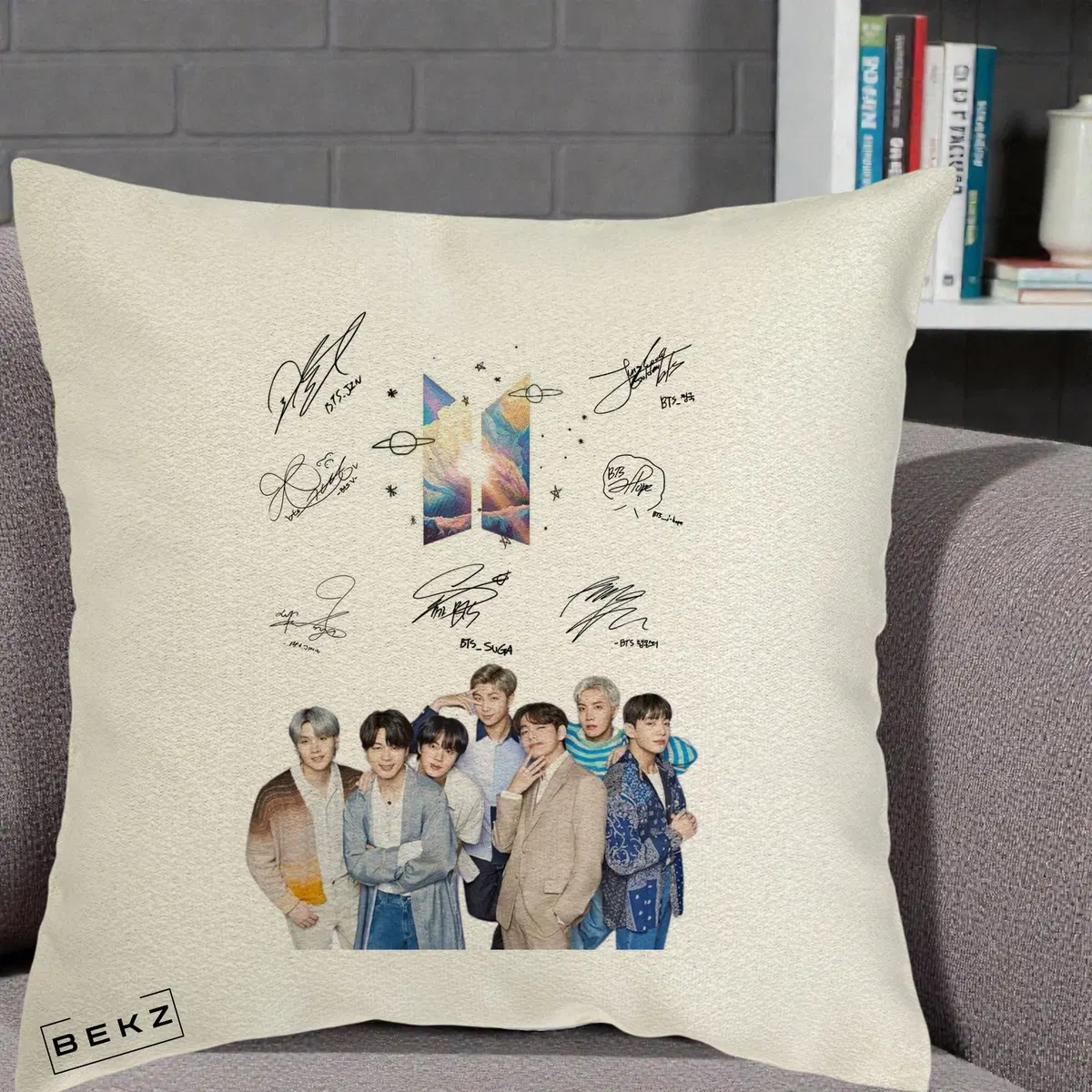 Perna Decorativa BTS Logo si Autografe Toti Membrii Fotografie Casual, 40x40 cm, Ecru, Husa Detasabila, Perna, BEKZ®