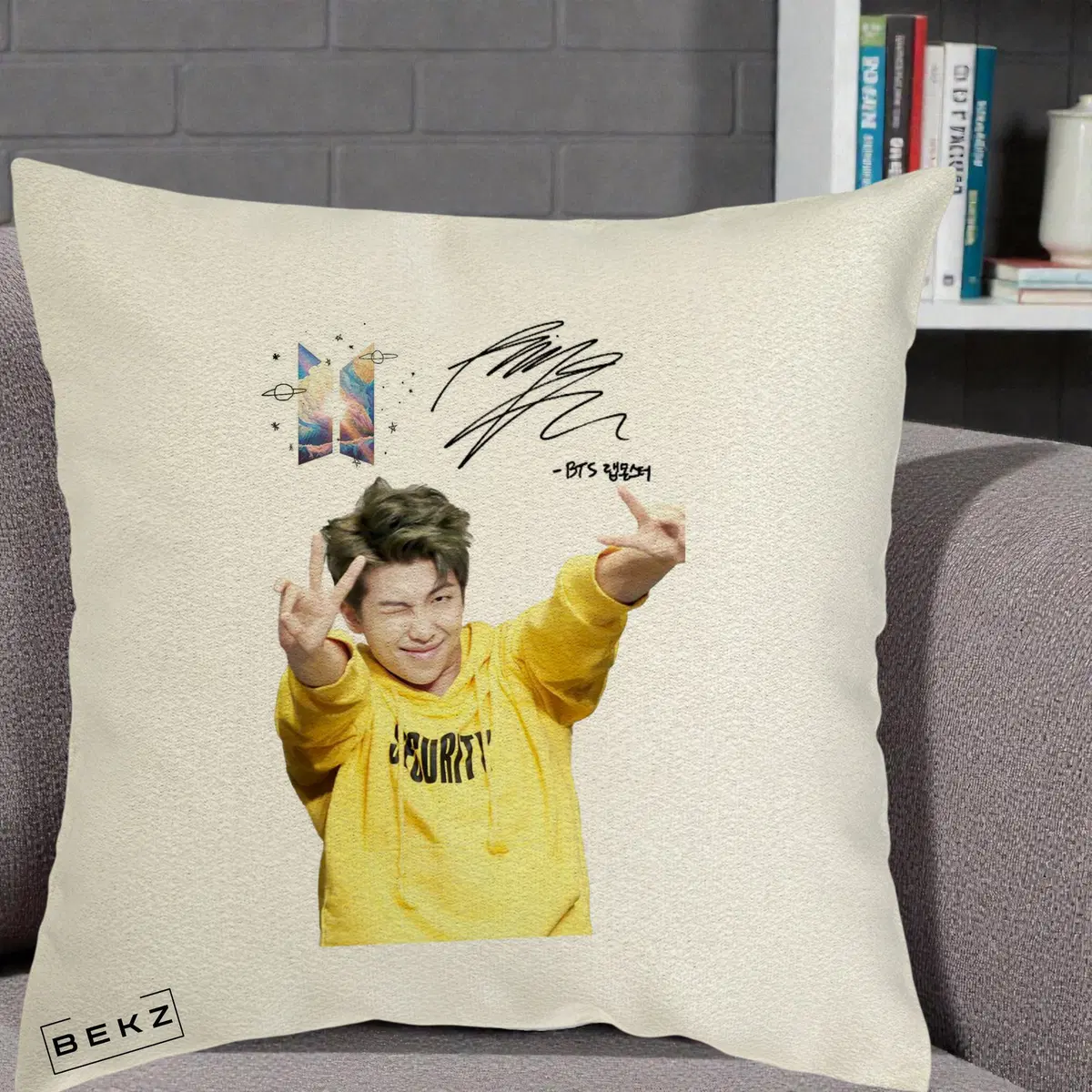 Perna Decorativa BTS RM Namjoon Hanorac Galben Autograf Logo, 40x40 cm, Ecru, Husa Detasabila, Perna, BEKZ®