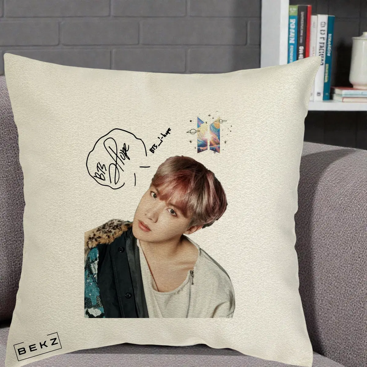 Perna Decorativa BTS J-Hope Par Roz Autograf Logo, 40x40 cm, Ecru, Husa Detasabila, Perna, BEKZ®
