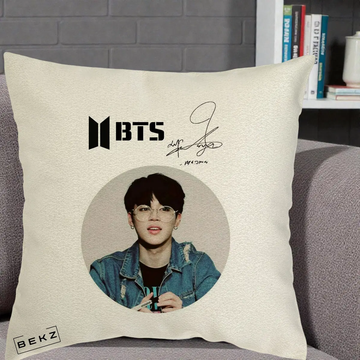 Perna Decorativa BTS Jimin Portret Cerc Logo Autograf Geaca, 40x40 cm, Ecru, Husa Detasabila, Perna, BEKZ®