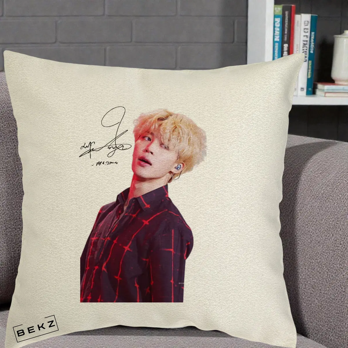 Perna Decorativa BTS Jimin Portret Artistic par Blond Autograf, 40x40 cm, Ecru, Husa Detasabila, Perna, BEKZ®