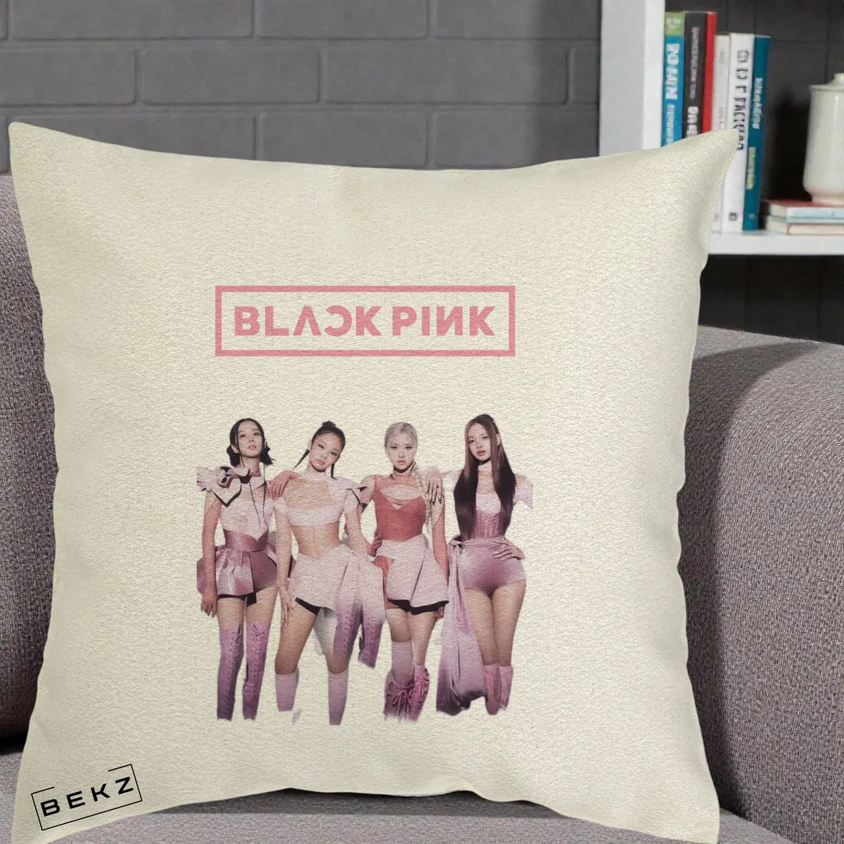 Perna Decorativa BLACKPINK Fotografie Grup Tinute Roz, 40x40 cm, Ecru, Husa Detasabila, Perna, BEKZ®