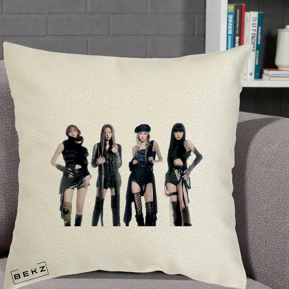 Perna Decorativa BLACKPINK Fanart Manga Benzi Desenate 4 Membre, 40x40 cm, Ecru, Husa Detasabila, Perna, BEKZ®