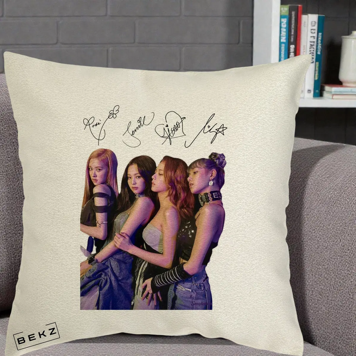 Perna Decorativa BLACKPINK Fotografie Grup Autografe Deasupra, 40x40 cm, Ecru, Husa Detasabila, Perna, BEKZ®