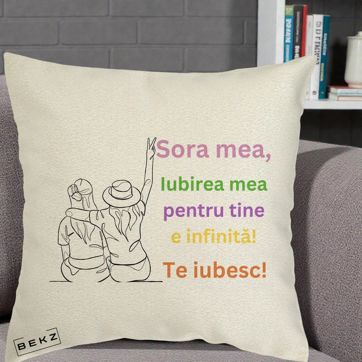 Perna Decorativa Sora Mea Te Iubesc Doua Fete cu Palarie si Umbrela, 40x40 cm, Ecru, Husa Detasabila, Perna, BEKZ®