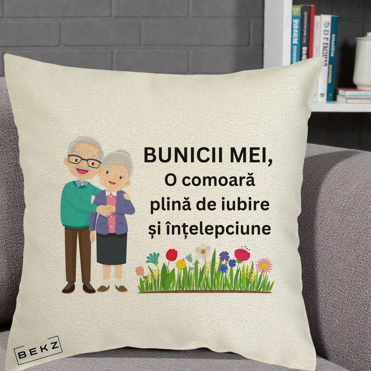 Perna Decorativa Bunicii Mei Comoara Cuplu Senior cu Flori Colorat, 40x40 cm, Ecru, Husa Detasabila, Perna, BEKZ®