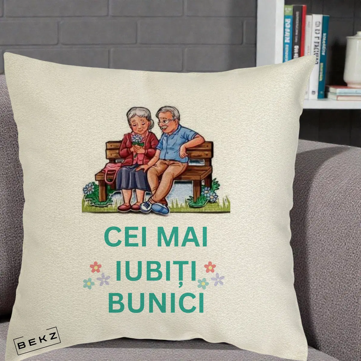 Perna Decorativa Cei Mai Iubiti Bunici Cuplu pe Banca Ilustratie, 40x40 cm, Ecru, Husa Detasabila, Perna, BEKZ®